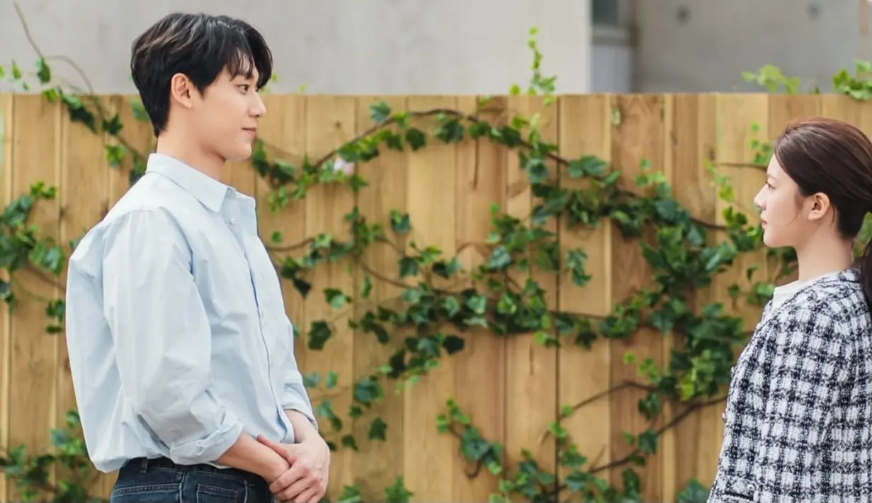 Saat hidup dalam keputusasaan setelah kematian Choi Yi Jae, Lee Ji Soo secara tidak sengaja bertemu dengan Jang Gun Woo (Lee Do Hyun), yang merupakan Choi Yi Jae dalam tubuh yang berbeda. (Foto: TVING)