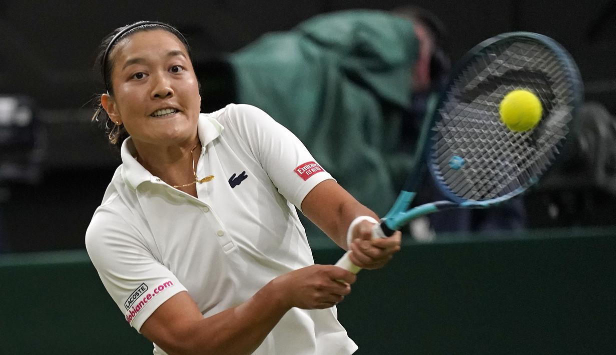 <p>Harmony Tan sempat tertinggal saat tiebreak. Namun, ia berhasil bangkit dan memenangkan set tersebut dengan skor 10-7. (AP/PA/John Walton)</p>