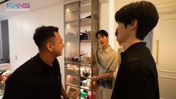 Doyoung, Jungwoo, Jaehyun pun diajak ke walking closet Nagita Slavina. Lagi-lagi Doyoung dan Jungwoo kagum melihat tas branded milik Nagita yang terpajang rapi di lemari kaca. "Wow! Oh My God! Mother father!" kata mereka. (Foto: YouTube Rans Entertainment)
