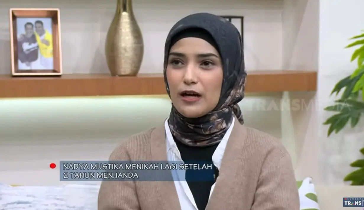 Nadya Mustika mengaku baru bertemu dengan sang ibu dua kali. Pertama saat umurnya dua minggu saat acara akikah, dan kedua saat tiga hari sebelum menikah dengan Rizki DA. [Youtube/TRANS7 OFFICIAL]