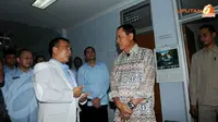 Menteri Hukum dan HAM Amir Syamsuddin terlihat sedang berdialog dengan seorang dokter di RS.Pengayoman Cipinang. (Liputan6.com/Herman Zakharia)