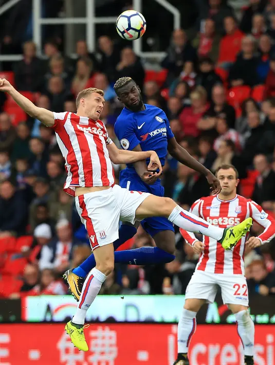 Gelandang Chelsea, Tiemoue Bakayoko berebut bola udara dengan gelandang Stoke City, Darren Fletcher saat bertanding pada lanjutan Liga Inggris di Stadion Bet365 di Stoke-on-Trent, (23/9). Chelsea menang 4-0 atas Stoke. (AFP Photo/Lindsey Parnaby)