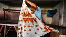Di Aceh, batik dibuat dengan corak yang elegan dan punya nuansa Islami yang kental. (CHAIDEER MAHYUDDIN/AFP)