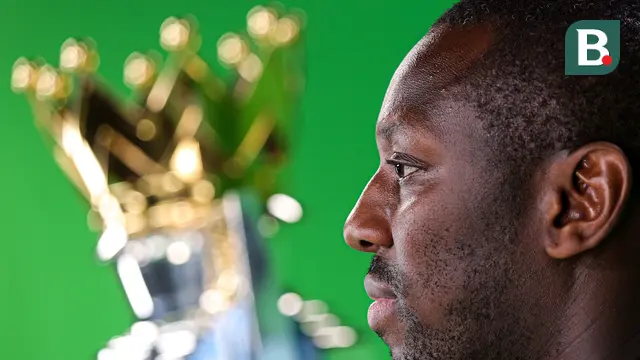 Foto: Momen Legenda Man City Shaun Wright-Phillips Sambangi SCTV Tower, Bawa Trofi Liga Inggris