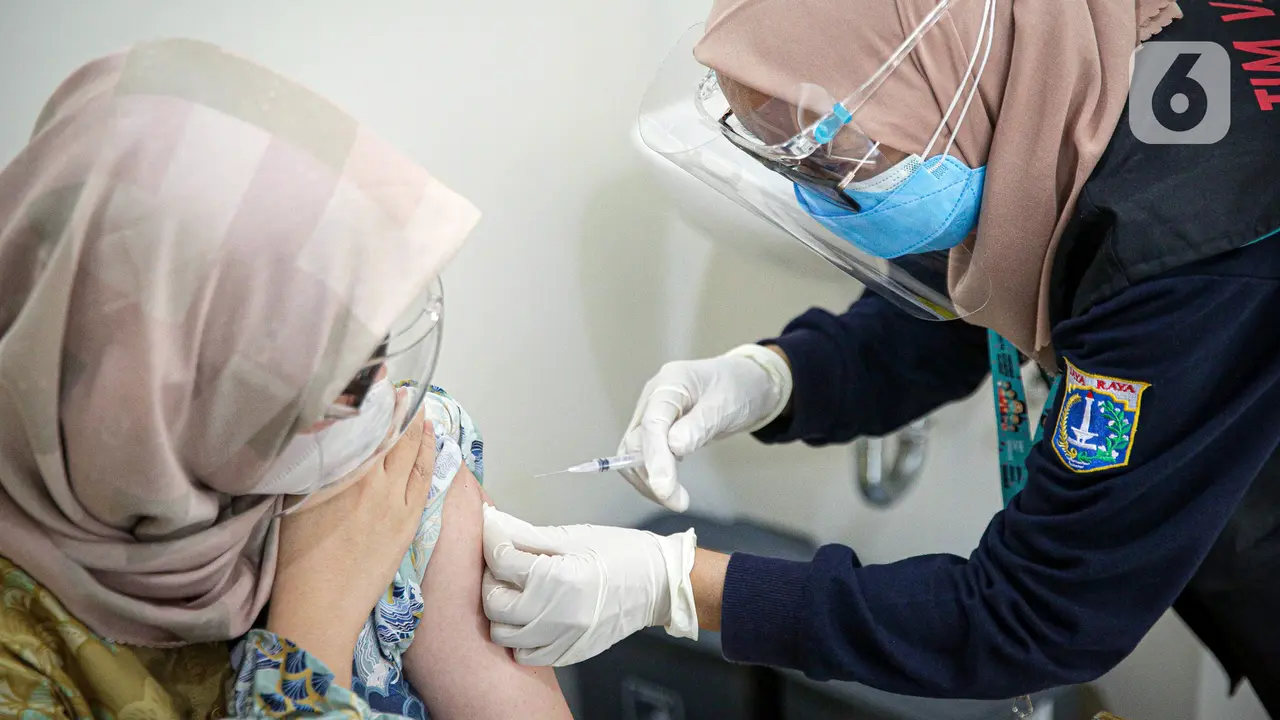 FOTO: Vaksin COVID-19 Pfizer Mulai Disuntikkan kepada Warga