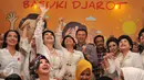 Cagub dan Cawagub DKI Jakarta Basuki Tjahya Purnama dan  Djarot Saiful Hidayat foto bersama saat deklarasi relawan perempuan Badja Darma di Jakarta, (23/10). Relawan perempuan juga meresmikan rumah pemenangan Ahok-Djarot di Dharmawangsa. (Liputan6.com)