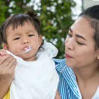 Menyuapi anak./Copyright shutterstock.com/g/Boo+Photo