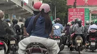 Sama seperti di kota-kota besar Indonesia, masyarakat Kota Hanoi, Vietnam juga mengandalkan sepeda motor untuk transportasi sehari-hari. (Bola.com/Muhammad Adiyaksa)&nbsp;