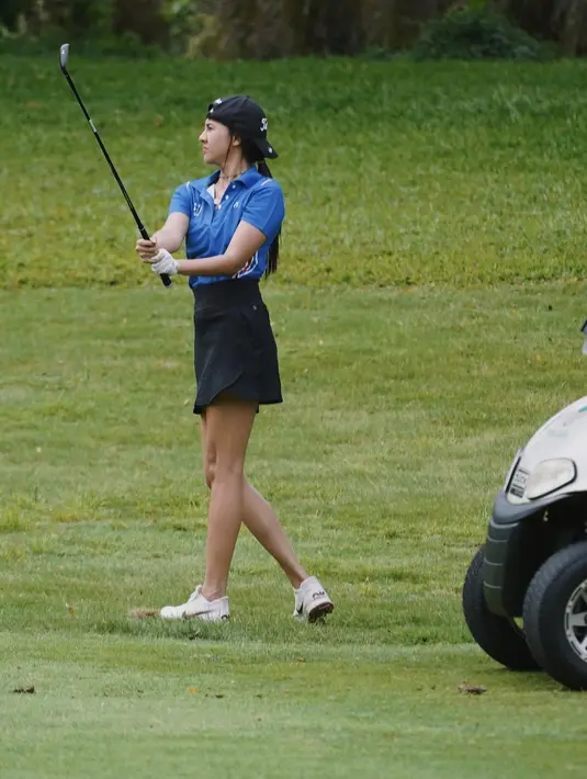 Anya Geraldine diketahui bermain golf di Suvana Jakarta Golf Club. Ia mengungkapkan bahwa ia masih belum mahir untuk bermain golf. Meski begitu ia tampak serius belajar golf yang ia perlihatkan pada potret diatas. Ia bahkan mengaku minatnya pada golf seperti love and hate relationship.(Instagram/anyageraldine)
