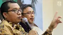 Anggota Baleg DPR Fraksi PPP Achmad Baidowi (kiri) bersama mantan Kepala Humas PGI Jeirry Sumampow saat diskusi bertajuk “RUU Pesantren dan Pendidikan Keagamaan” di Kompleks Parlemen, Jakarta, Selasa (30/10). (Liputan6.com/JohanTallo)