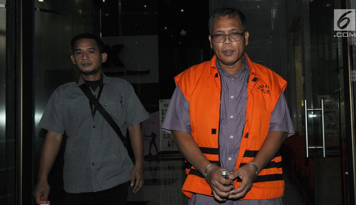 Mantan Kepala Satuan Kerja SPAM Strategis Lampung, Anggiat Partunggul Nahot Simaremare usai pemeriksaan lanjutan di Gedung KPK, Jakarta, Senin (1/4). Anggiat Partunggal diperiksa terkait suap proyek-proyek pembangunan Sistem Penyediaan Air Minum (SPAM) di Kementerian PUPR. (Merdeka.com/Dwi Narwoko)