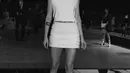 Kristen Stewart tak kalah memesona dibalut encru tweed blouson dengan matching skirt dari koleksi Fall-Winter 2023/24 RTW pre-collection. [Credit: CHANEL].