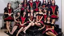 Penampilan bak mayoret, para member JKT48 tampil mengenakan kostum bernuansa merah dan hitam yang bold. [Foto: Instagram/jkt48]