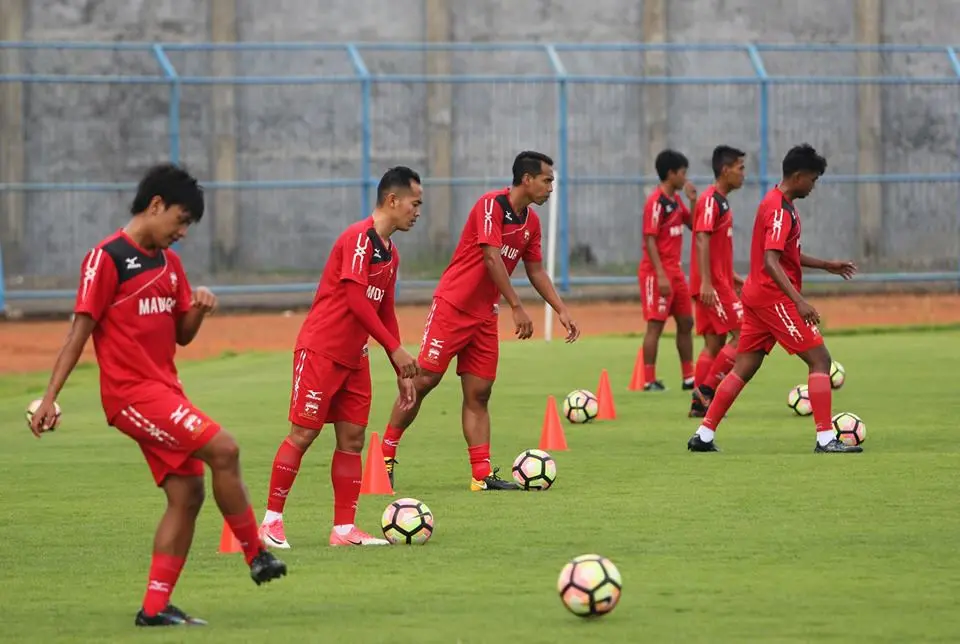 Madura United gelar latihan perdana setelah libur kompetisi. (Liputan6.com/Musthofa Aldo)