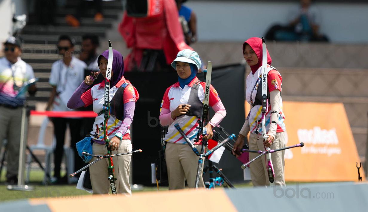 Tim Panahan Putri Indonesia, Titik Kusunawardani ,Linda Lestari, Diananda Choirunisa saat melihat hasil bidikan di MSN Archery Centre, Kuala Lumpur, Malaysia, Selasa (21/8). Indonesia kalah dari Malaysia dengan skor 1-5. (Bola.com/Liputan6/Faizal Fanani)