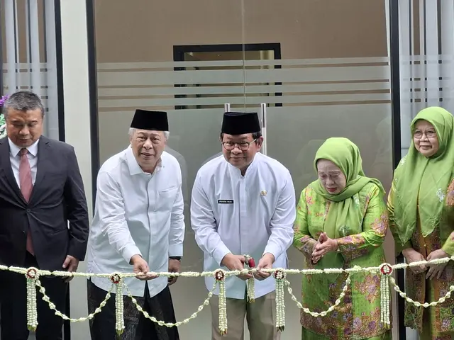 Pramono resmikan kantor sekretariat PW Muslimat NU DKI di Jakarta Timur, Selasa (7/7/2026). (Liputan6.com/Winda Nelfira).