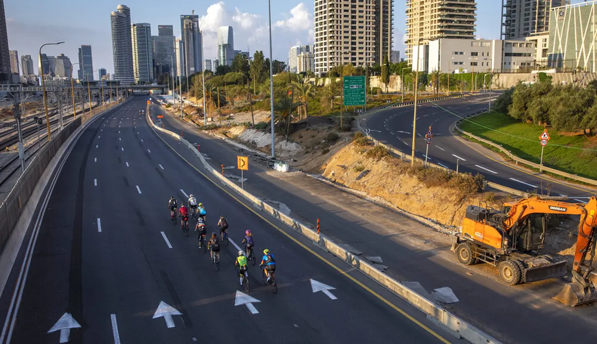 Sejumlah pengendara sepeda melintasi jalan raya bebas mobil saat Hari Raya Yom Kippur di Tel Aviv, Israel, Kamis (16/9/2021). Yom Kippur atau Hari Penebusan Dosa merupakan hari raya paling suci umat Yahudi dimana mereka akan berhenti beraktivitas secara total. (AP Photo/Oded Balilty)