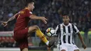 Bek Juventus, Alex Sandro, berusaha menghadang gelandang AS Roma, Lorenzo Pellegrini, pada laga Serie A di Stadion Olimpico, Senin (14/5/2018). AS Roma imbangi Juventus dengan skor 0-0. (AP/Gregorio Borgia)