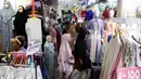 Memasuki bulan Ramadan, ragam busana muslim yang paling banyak dipesan dan diminati para konsumen. (Liputan6.com/Herman Zakharia)