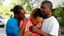 Salah satu keluarga korban yang ditembak Willie Corey Godbolt di Mississippi, AS, Minggu (28/5). Bermula dari pertengkaran dengan istrinya, Willie mendadak brutal dan menembaki delapan orang hingga tewas. (AP Photo)