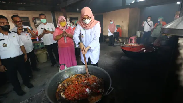 Bupati Banyuwangi Ipuk Fiestiandani  tengah mengaduk ayam pedas rantinem (Istimewa)