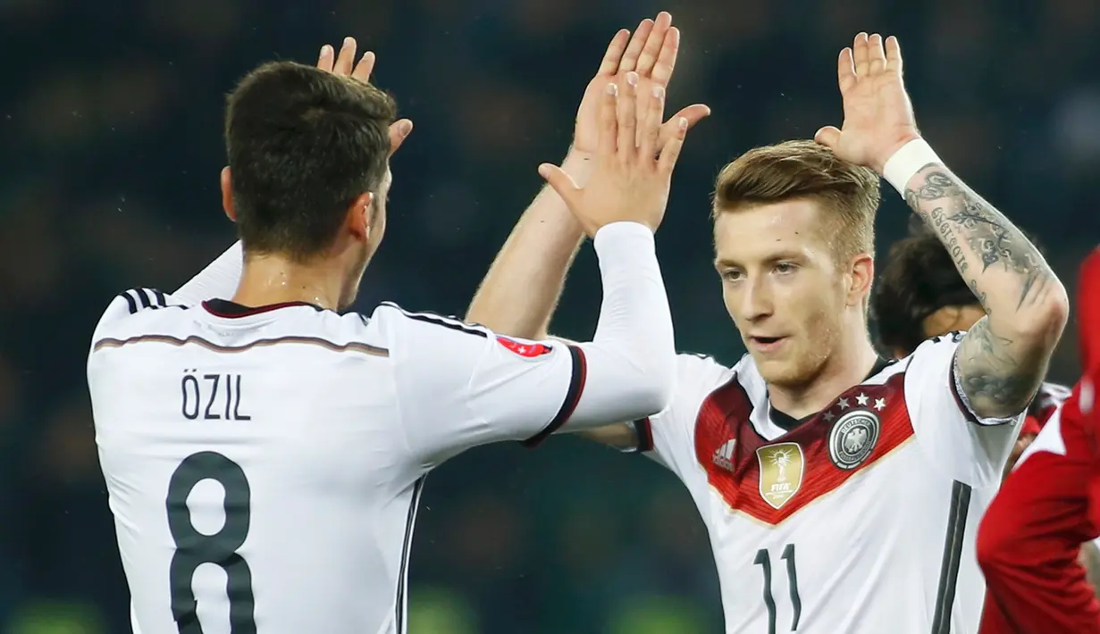 Gelandang Jerman, Marco Reuz (Kanan) merayakan selebrasi bersama Mesut Ozil usai mencetak gol saat kualifikasi Piala Eropa 2016 di Locomotiv Stadium, Minggu (29/3/2015). Jerman menang 2-0 atas Georgia. (REUTERS/David Mdzinarishvili)