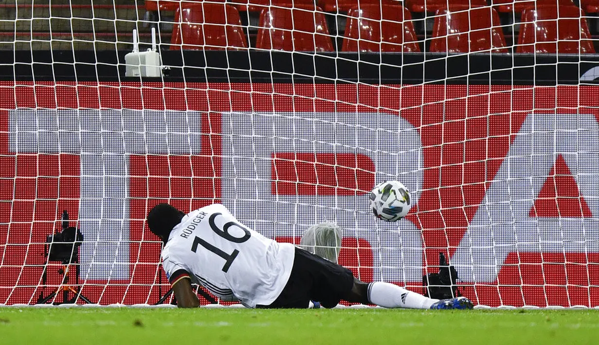 Pemain Jerman Antonio Ruediger bereaksi ketika pemain Swiss Remo Freuler (tidak dalam gambar) mencetak gol pada pertandingan UEFA Nations League di Cologne, Jerman, Selasa (13/10/2020). Pertandingan berakhir dengan skor 3-3. (AP Photo/Martin Meissner)