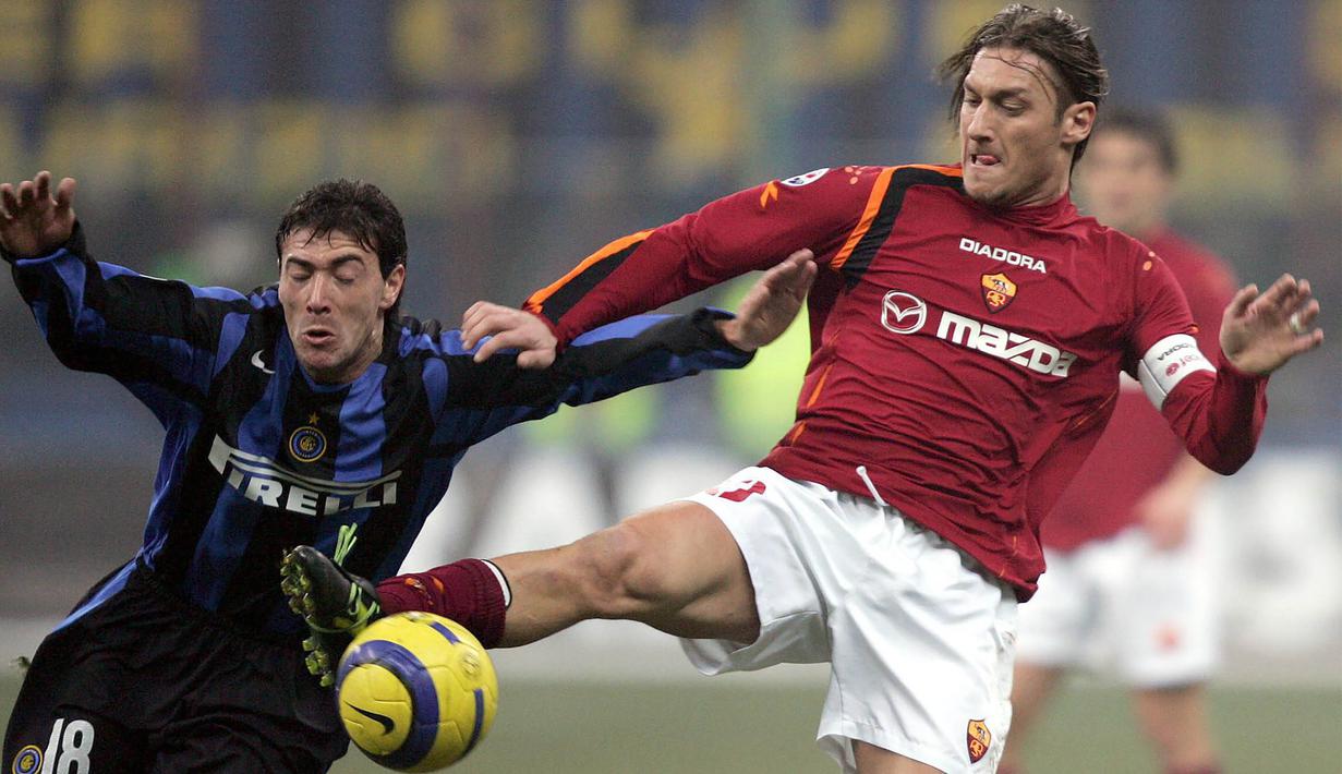 Kapten AS Roma, Francesco Totti, berebut bola dengan gelandang Inter Milan, Kily Gonzales, pada laga Serie A di Stadion Giuseppe Meazza, Milan, Sabtu (12/2/2005). (EPA/Daniel Dal Zennaro)