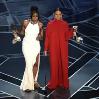 Tiffany Haddis pakai sendal saat bacakan nominasi di Oscar 2018 (Foto:  Chris Pizzello/Invision/AP)