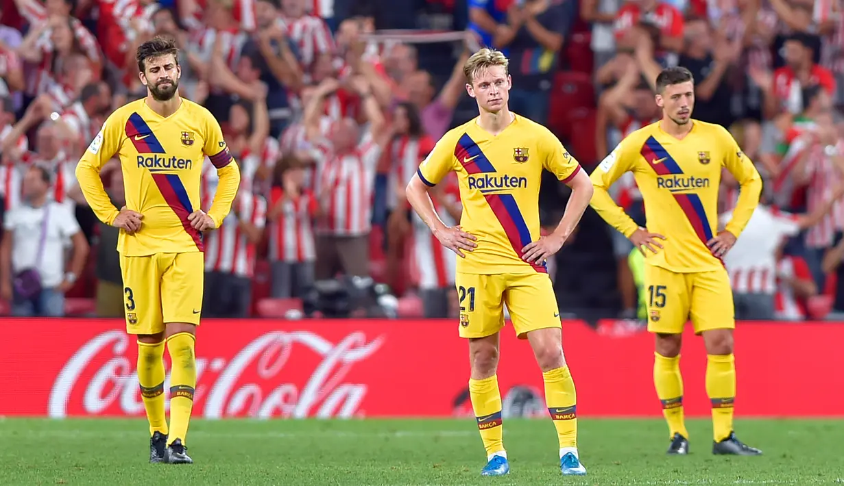 Pemain Barcelona tampak kecewa usai kalah atas Athletic Bilbao pada laga pekan pertama La Liga 2019-20 di stadion San Mames, Bilbao, Jumat (16/8). Barcelona kalah 0-1 dari Athletic Bilbao. (AFP/Ander Gillenea)