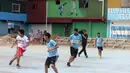 Bintang Sepak Bola David Beckham bermain bola bersama anak-anak untuk pembuatan film Dokumenter di Buenos Aires, Senin (9/11/2015).  (AFP Photo/FIXER-ARGENTINA/Macarena Galiardi)