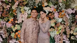Dikutip dari siaran pers yang dibagikan oleh The Bride Story, keduanya melewati acara pertunangan yang private di Hotel Novotel Bogor pada bulan Juni silam. (Foto: Instagram/ thebridestory)