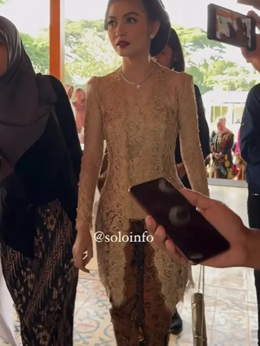 Tak hanya itu, tak main-main dengan penampilannya kali ini, Selvi Ananda mendandani dirinya dengan makeup bold dan gaya rambut disanggul. [Foto: Instagram/soloinfo]