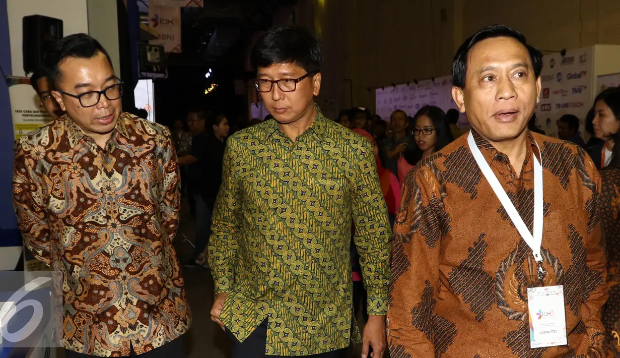 Dirut Indosiar Imam Sudjarwo (kanan) dan CEO SCM Sutanto Hartono (tengah) berbincang saat menghadiri IBX 2016, Jakarta, Jumat (21/10). Acara tersebut mengusung tema Digital Broadcasting. (Liputan6.com/Helmi Afandi)