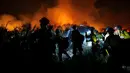 Petugas pemadam kebakaran membangun jalur api saat kebakaran hutan di California, Amerika Serikat, (17/08). Keadaan darurat sudah diberlakukan dan api sudah membakar lebih dari 7.200 hektar hutan.. (REUTERS/Patrick T Fallon)