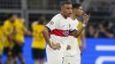 Striker PSG, Kylian Mbappe melancarkan protes atas gol Borussia Dortmund yang dicetak Niclas Fullkrug pada laga leg pertama semifinal Liga Champions 2023/2024 di Signal Iduna Park Stadium, Dortmund, Rabu (1/5/2024). (AP Photo/Martin Meissner)