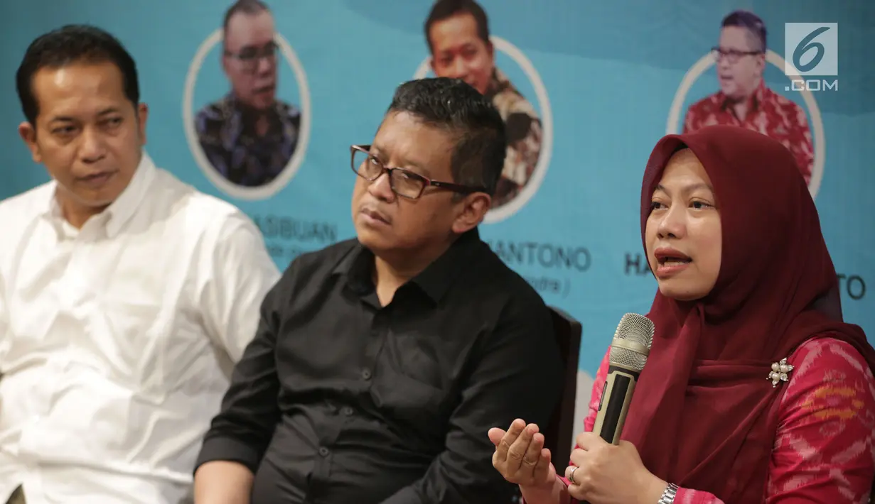Direktur Eksekutif Perludem,Titi Anggraini memberi pernyataan saat diskusi Menakar Kedewasaan Demokrasi Indonesiadi Jakarta, Selasa (30/4/2019). Diskusi dihadiri Wakil Ketua Umum Partai Gerindra, Ferry Jualiantono (kiri) bersama Sekjen PDIP,Hasto Kristiyanto. (Liputan6.com/HelmiFithriansyah)