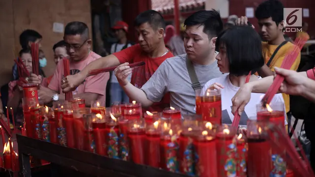 Sembahyang Imlek di Vihara Dharma Bakti