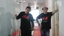 Gaya aktor Tora Sudiro (kiri) dan Vino Bastian saat sesi foto di kantor Liputan6.com di SCTV Tower, Jakarta, Selasa (1/30). Film 'Hoax' ini sebelumnya sudah dibuat pada 2012 lalu, dengan judul Rumah dan Musim Hujan. (Liputan6.com/Fatkhur Rozaq)