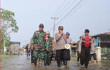 Jadi Bentuk Sinergi, Begini Aksi Personel TNI-Polri Pemalang Bagi Sembako pada Warga Terdampak Banjir Rob