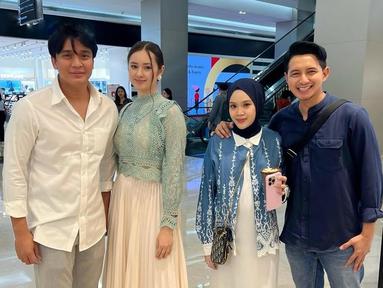Ini potret Chand Kelvin dan Dea Sahirah ketika double date bareng Billy Syahputra dan Vika Kolesnaya. Foto tersebut diunggah pada 12 April 2025. Tampil mengenakan dress putih dipadukan dengan outer warna biru floral, pesona Dea Sahirah semakin terpancar. Chand Kelvin yang berpose merangkul sang istri disampingnya mengenakan kemeja warna biru dongker senada dengan jilbab yang dikenakan oleh Dea Sahirah. (Liputan6.com/IG/@deasahirah)