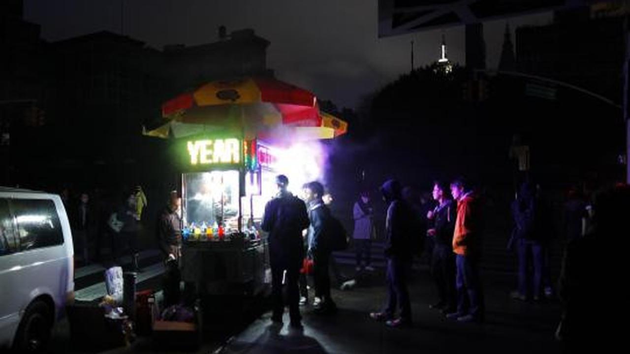 Listrik padam akibat 'Sandy', penjual senter marak di New York