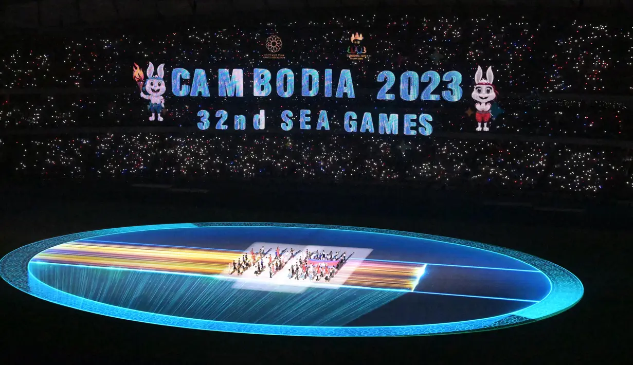 Upacara pembukaan Pesta Olahraga Asia Tenggara (SEA Games) ke-32 diawali dengan masuknya bendera nasional Kamboja ke dalam Stadion Nasional Morodok Techo, Phnom Penh. (MOHD RASFAN/AFP)