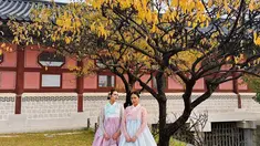 Tampil senada bersama sahabat mengaenakan busana khas Korea Selatan bernuansa merah muda. Penampilan Raisa dan sahabatnya ini disebut bak saudara. Menggunakan latar tempat istana kerajaan tempo dulu, tidak sedikit yang menyebut penampilan keduanya bak aktris drama Korea. (Liputan6.com/IG/@raisa6690)