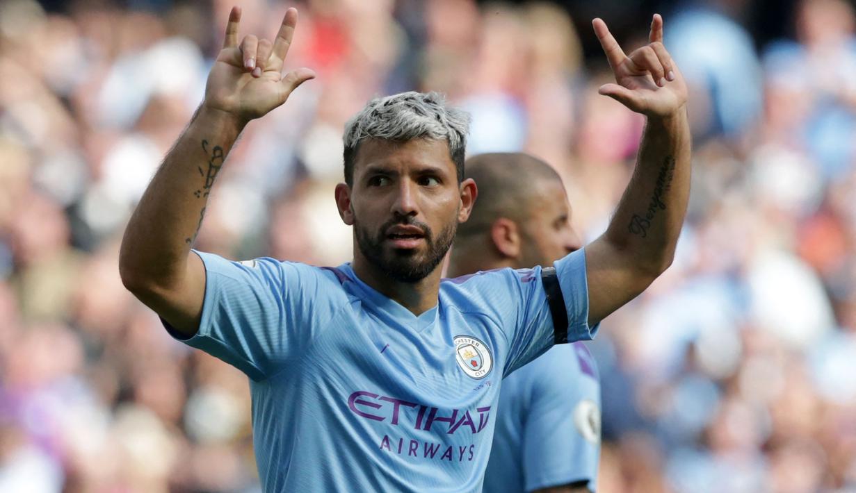 Sergio Aguero merupakan legenda bagi Manchester City karena telah menyumbangkan berbagai gelar bergengsi untuk The Cityzens. Aguero memutuskan pindah ke Barcelona pada awal 2021/22. Sayangnya, kariernya meredup dan harus pensiun dini usai mengalami masalah pada jantungnya. (AFP/Lindsey Parnaby)