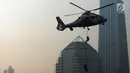 Petugas kepolisian menuruni helikopter menggunakan tali dalam apel pengamanan Asian Games 2018 di Lapangan Ditlantas Polda Metro Jaya, Jakarta, Selasa (31/7). (Merdeka.com/Imam Buhori)