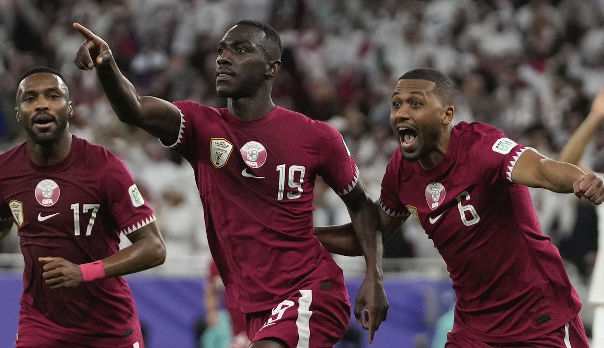 Pemain Qatar, Almoez Ali (tengah) melakukan selebrasi setelah mencetak gol kemenangan timnya ke gawang iran pada laga semifinal Piala Asia 2023 di Al Thumama Stadium, Doha, Qatar, Rabu (07/02/2024). (AP Photo/Thanassis Stavrakis)