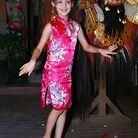 Isabella Damla Guvenilir terlihat riang saat mengunjungi Galeri Semar Kuning di Ubud, Bali. (Deki Prayoga/Bintang.com)