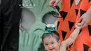 Xarena yang berulang tahun begitu menggemaskan dengan kostum ala Pebbles yang merupakan anak Fred dan Wilma. [Instagram/krisjianabah]