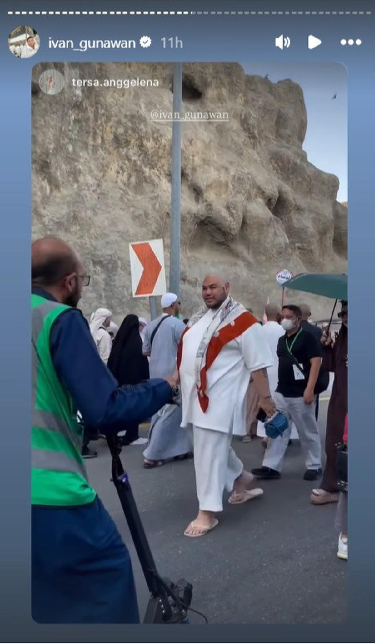 7 Potret Ivan Gunawan Jalan Kaki Menuju Jamarat untuk Lempar Jumrah, Langsung Diserbu Emak-Emak Jemaah Haji Indonesia Minta Foto Bareng